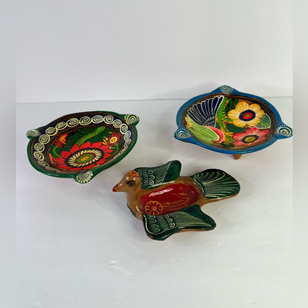 Handcrafted Pottery Folk Art Mexican 3 Footed Cigar Ashtray Florals Bird Set.‎